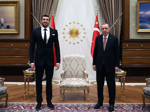 Cumhurbaşkanı Erdoğan, millî yüzücü Sakçı’yı kabul etti