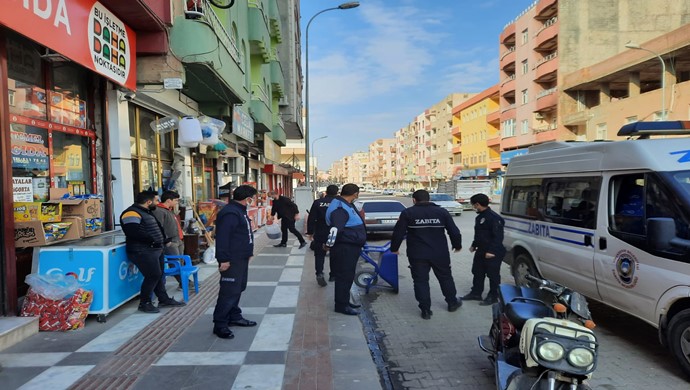 Zabıta Ekipleri seyyar satıcı ve kaldırım işgalini denetledi