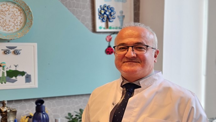 Özkan Demirhan, En belirgin özelliği nefes darlığı ve taşikardi