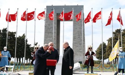 Cumhurbaşkanımız Sn. Erdoğan, Çanakkale’deki Törenlerde 129 Yıllık Tarihî Sancağı Millî Savunma Bakanı Hulusi Akar’a Teslim Etti