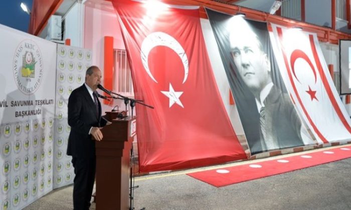 Cumhurbaşkanı Ersin Tatar, İskele Bölge Müdürlüğü’nde düzenlenen Sivil Savunma Halk Örgütü mükellefi olarak görev yapan ve yaş haddinden dolayı görev süresi sona erenlere plaket takdiminin yapıldığı terhis törenine katıldı