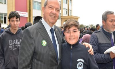 Cumhurbaşkanı Ersin Tatar, “İşle-Kazan-Paylaş” sloganıyla Hala Sultan İlahiyat Koleji’nde düzenlenen depremzedelere yardım kermesine katıldı