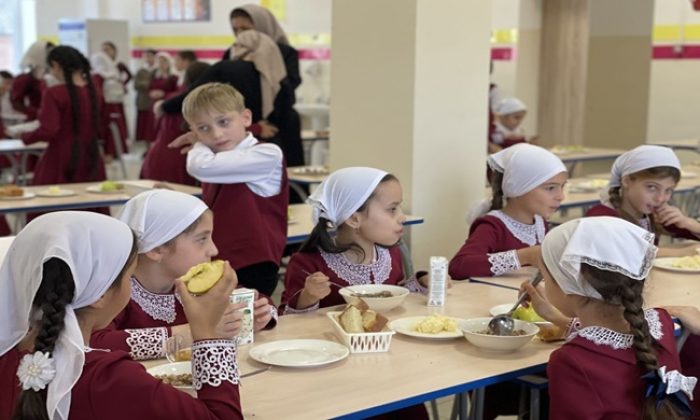 “Birleşik Rusya” Çeçenya’daki diğer 15 okuldaki ilkokul öğrencilerine yönelik sıcak yemeklerin kalitesini değerlendirdi