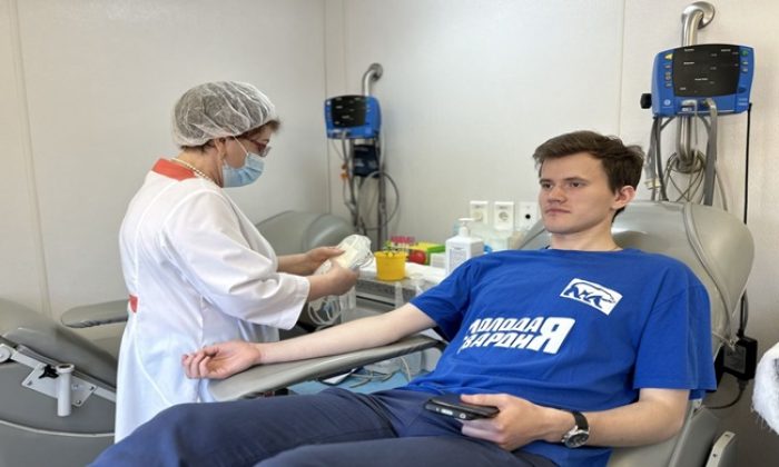 Birleşik Rusya ve MGER aktivistleri Dünya Kan Bağışçıları Günü’nde 430 litre kan bağışladı