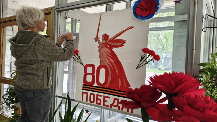 В Москве активисты «Единой России» украсили военный госпиталь им. Н.Н. Бурденко ко Дню Победы