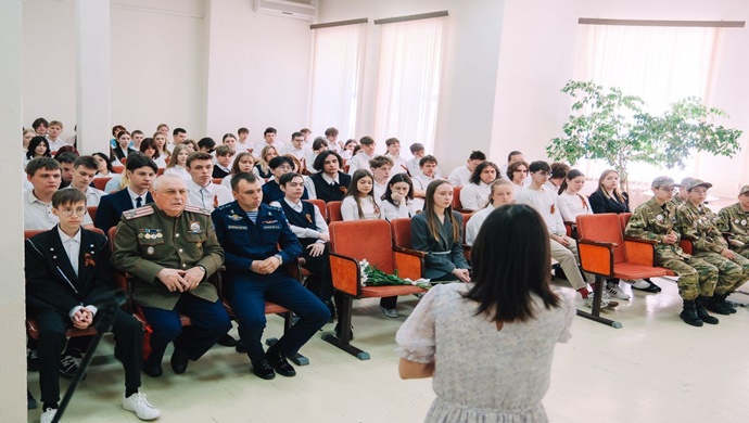 В Тюмени «Единая Россия» организовала встречу школьников с участниками СВО