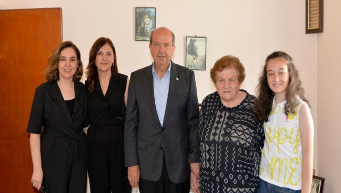 Cumhurbaşkanı Ersin Tatar, TMT mücahidi, gazi ve şehit yakınlarını ziyaret etti