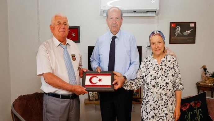 Cumhurbaşkanı Ersin Tatar, TMT mücahidi, gazi ve şehit yakınlarını ziyaret etti