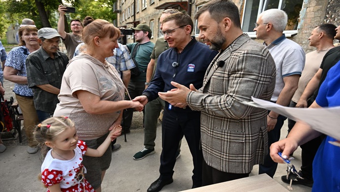 Vladimir Yakushev ve Denis Pushilin, restore edilen dairelerin anahtarlarını Avdiivka sakinlerine teslim etti