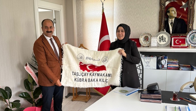 AĞRI İLİ DAMIZLIK KOYUN KEÇİ YETİŞTİRİCİLERİ BİRLİĞİ BAŞKANI MEHMET NURİ SAMANCI`DAN TAŞLIÇAY KAYMAKAMI KÜBRA BAKA KILIÇ`A ZİYARET