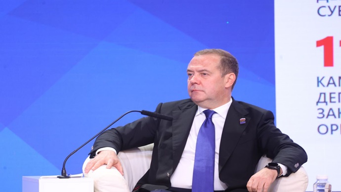 Dmitri Medvedev, belediye milletvekillerinin bölge sakinleriyle birlikte çalışmaları ve yerel sorunları çözmeleri için ek bir gün izin verilmesi önerisini destekledi