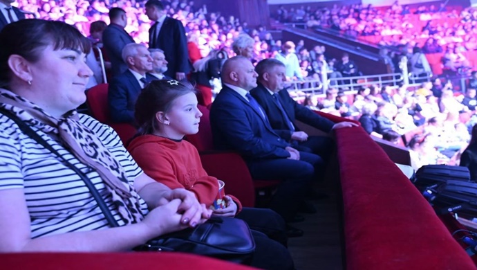 Посещение цирка и театра, спортивная экипировка, «умная» колонка, наборы для творчества: «Единая Россия» исполняет мечты детей в рамках акции «Ёлка желаний»