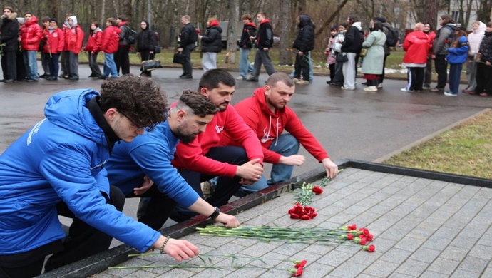 Birleşik Rusya üyeleri, Moskova ve Murmansk bölgesinde Nazi toplama kamplarında hayatını kaybedenlerin anısını onurlandırdı